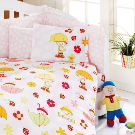 مفرش سرير اطفال شتوي لون ابيض ووردي مزين بأطفال صغيرة