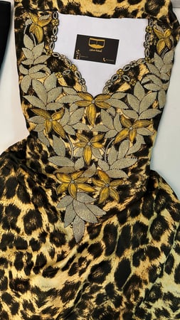 تايقر مع الشيلة ذهبي