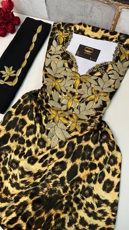 تايقر مع الشيلة ذهبي