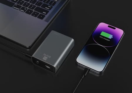 باور بانك من اي ون 20000 مللي أمبير 22.5 وات بمنفذين E1203065 - باللون الأسود