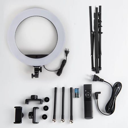 رنق لايت بثلاث اضائات مختلفه مزود برموت تحكم ومزود بثلاث قواعد تثبيت للجوال بطول يصل الى مترين