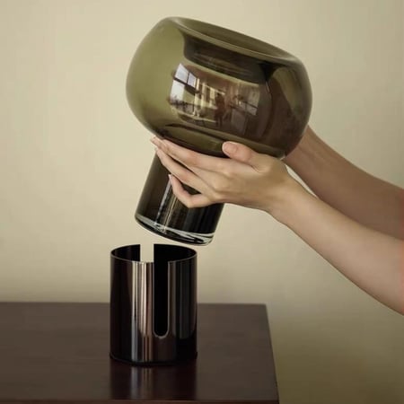 مزهرية زجاج بقاعدة معدنية