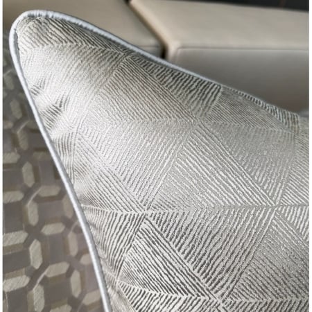 كوشن رمادي فاتح فضي