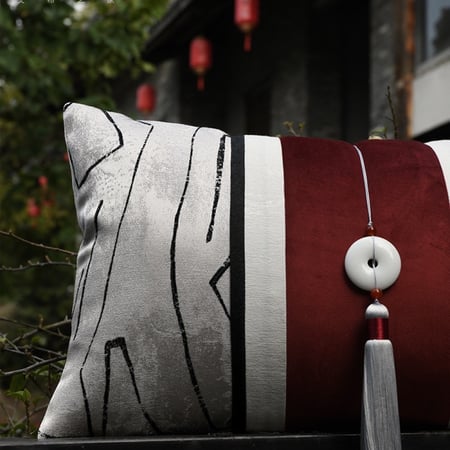 كوشن غطاء رمادي فاتح واحمر عنابي