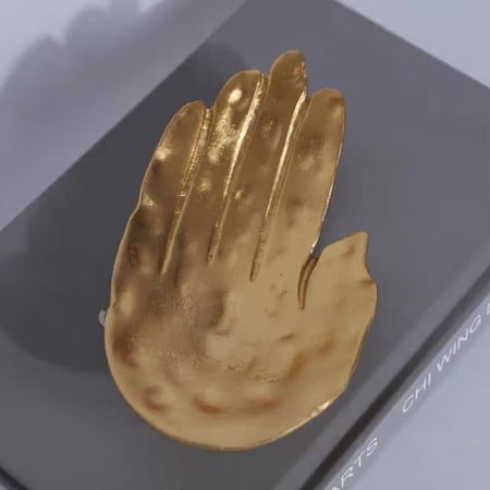 طبق تقديم او اكسسوارات ذهبي بشكل كف