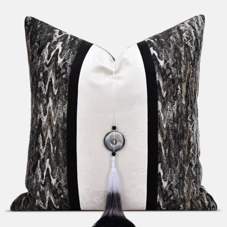 كوشن اسود وبني متموج باكسسوار منتصف