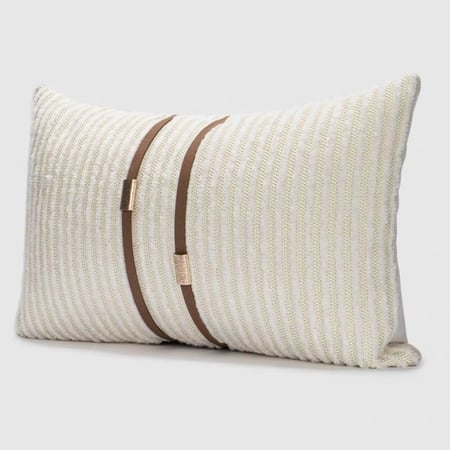 كوشن مستطيل بخيوط منسوجة بيج بحزام بني