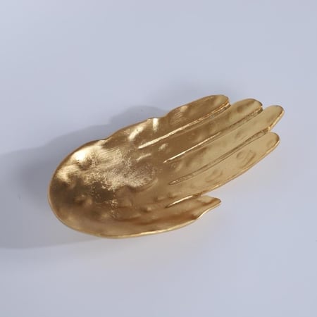 طبق تقديم او اكسسوارات ذهبي بشكل كف