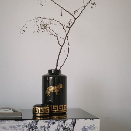 مزهرية رسومات نمر مرسومة يدوياً