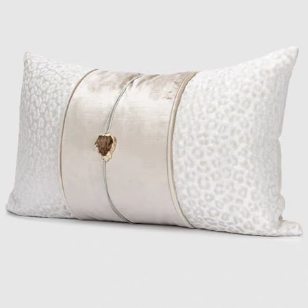 كوشن اوفوايت رمادي مزين بحجر عقيق