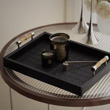صينية تقديم وديكور جلد اسود مقابض خيزران