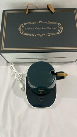 كوب مع قاعدة حفظ الحرارة بشعار سيفين ونخلة