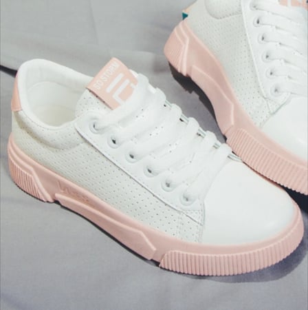 حذاء رياضي ابيض