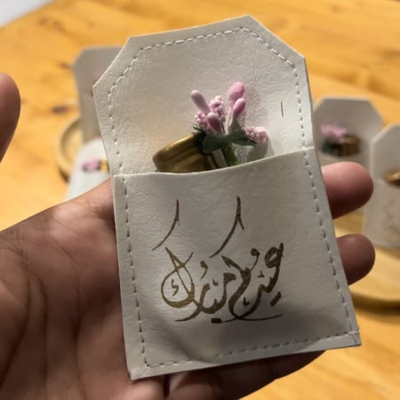 (( مسك اسباني )) بظرف جلدي 10 توزيعات