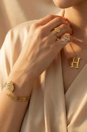 بكج الحرف الذهبي للعيد سلسال حرف H مع اسوارة وخاتم حرف هـ ذهبي بتصميم