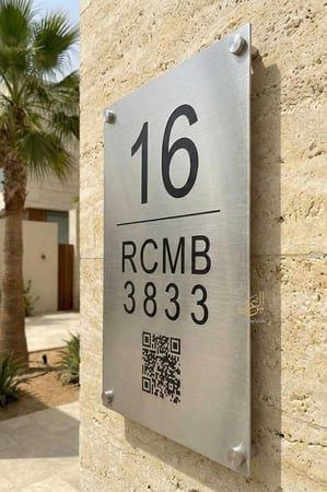 لوحة عنوان وطني ستيل ذهبي مثبتة على مدخل فيلا سعودية راقية