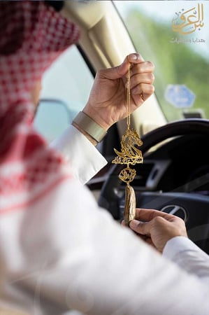 تعليقة سيارة استوداعية مع كسرة عود بالاسم - اكسسوارت سيارة