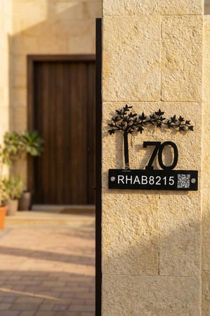 لوحة عنوان وطني أكريلك أسود بتصميم شجرة للفلل