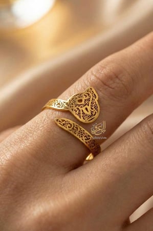 خاتم ذهبي بحرف هـ عربي بتصميم مفرغ أنيق
