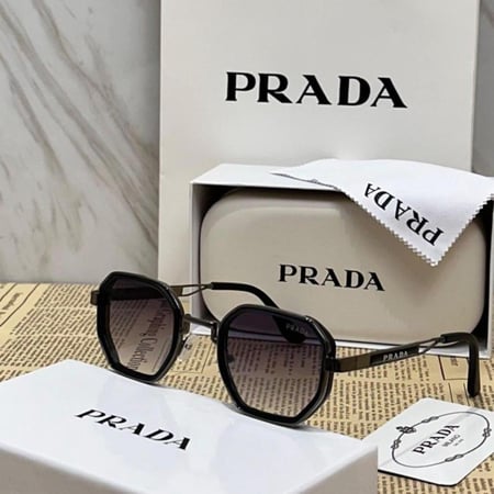 بوكيه مع نظارة مستوحاه من Prada