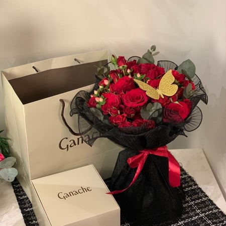 كيك جناش مع باقه حمراء