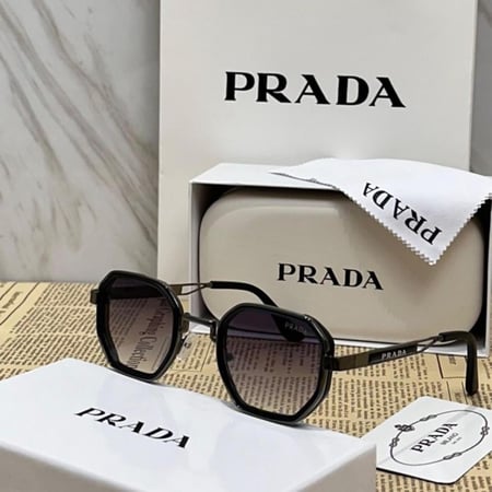 بوكيه مع نظارة مستوحاه من Prada