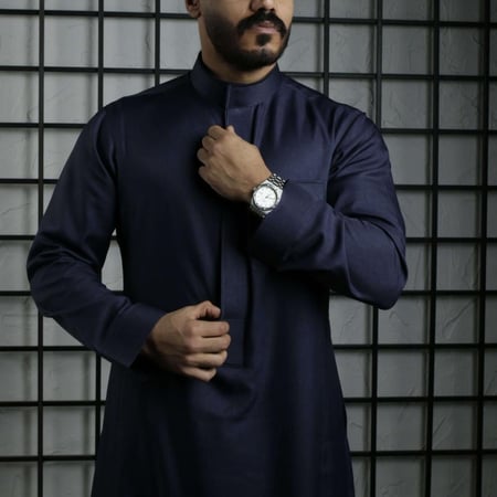 ثوب رجالي كحلي عصري مع تطريز مميز