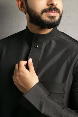 تفصيل ثوب رجالي أسود عصري وأنيق بأزرار جذابة وجودة عالية.