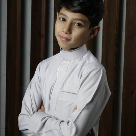 ثوب أطفال رمادي فاتح مطرز من خامة سميراميس الفاخرة