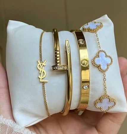 بكج اساور مكون من ٤ اساور مميزة وجودة عالية