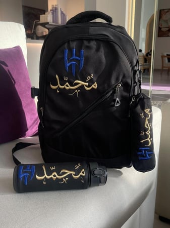 شنط مدرسي لون اسود تطريز بالأسم حسب الطلب-متجر فرح