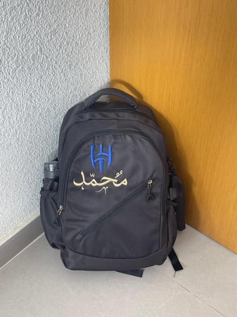 شنط مدرسي لون اسود تطريز بالأسم حسب الطلب-متجر فرح