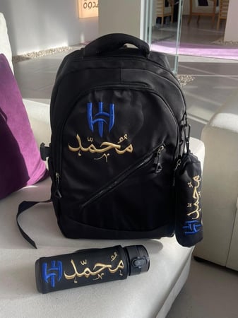 شنط مدرسي لون اسود تطريز بالأسم حسب الطلب-متجر فرح