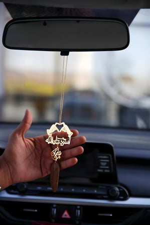 تعليقة سيارة مع كسرة العود