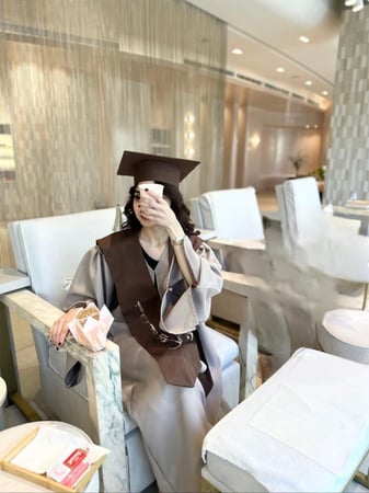 عباية تخرج بيج مع وشاح بني