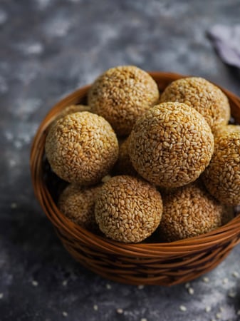 تمر بالسمسم محشي طحينه