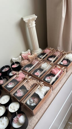 هدية شموع الورد والجوري مع بوكس أنيق وطباعة على الشمعة