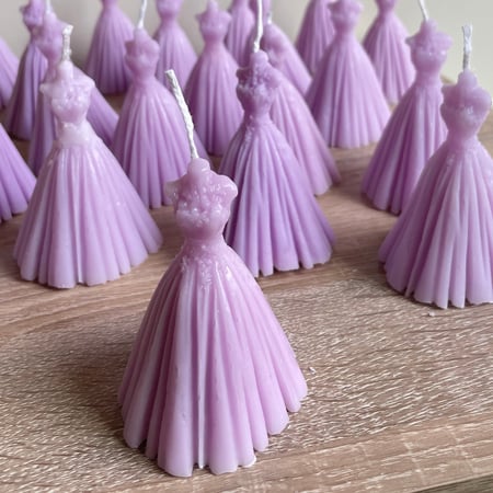 20 شمعة بشكل فستان