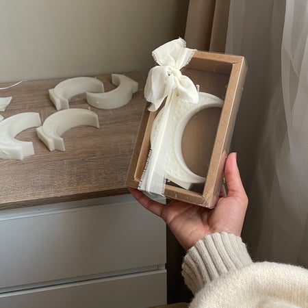 شمعة الهلال المعطرة بتغليف كرتوني