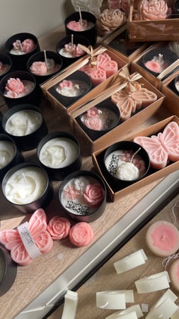 هدية شموع الورد والجوري مع بوكس أنيق وطباعة على الشمعة