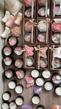 هدية شموع الورد والجوري مع بوكس أنيق وطباعة على الشمعة