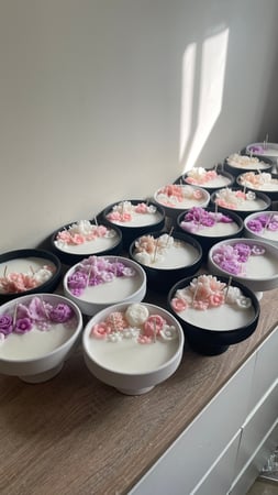 شمعة الأزهار المعطرة الحجم الكبير مع بوكس أنيق