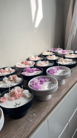 شمعة الأزهار المعطرة الحجم الكبير مع بوكس أنيق