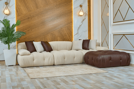 كنب زاوية فخمة ومريحة بتصميم كابوتنيه مع بف جلد أنيق