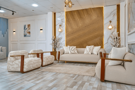 طقم كنب 4 قطع – تصميم فني وذراع خشبية منحنية بيج فاتح