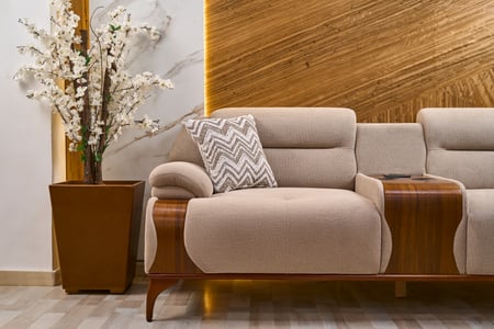 طقم كنب صالة مودرن بيج بتفاصيل خشبية أنيقة