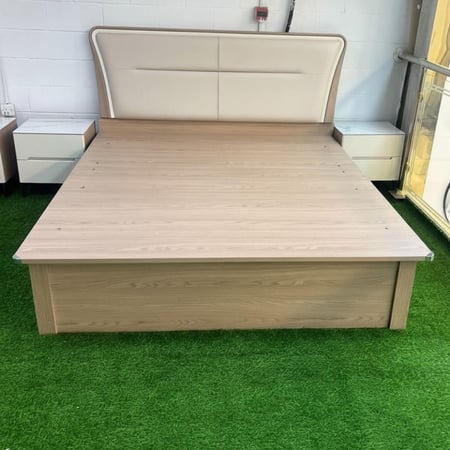 سرير مع 2 طاولة جانبية