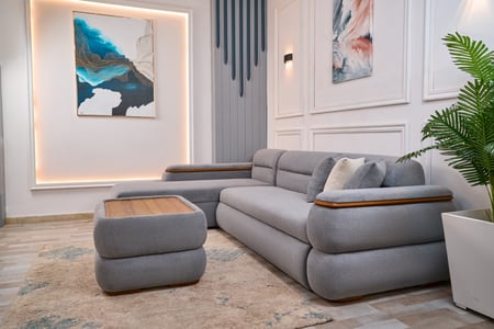 كنبة مودرن حرف L مع سحّاب تخزين وبف خشبي – كنب أنيق ومريح للصالات