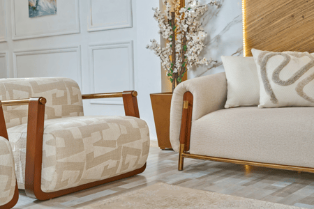 طقم كنب 4 قطع – تصميم فني وذراع خشبية منحنية بيج فاتح