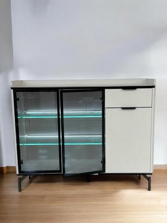 خزانة بوفية عرض مودرن بإضاءة ليد وزجاج أنيق